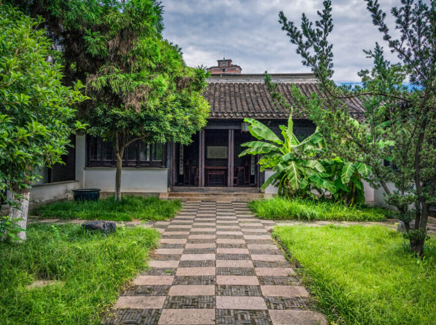 Cottage with front yard greenery